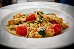 Спагетти с крабом и помидорами-черри