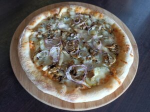 Пицца с курицей и грибами на толст тесте