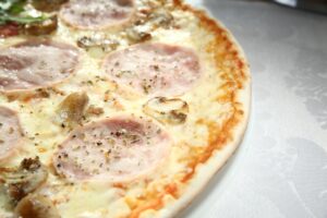 Pizza Funghie Prosciutto Фунги и Прошутто