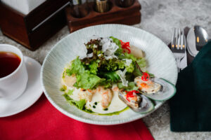 Микс салата с морепродуктами в соусе белое вино