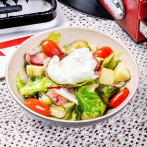 Салат с копчеными колбасками и яйцом пашот