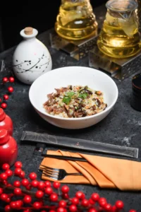 Жареный рис с мраморной говядиной и грибами шиитаке