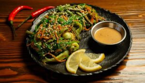 Азиатский салат с кальмаром и чукой