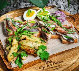 Олюторская сельдь с маринованным луком, картофилем и яйцом