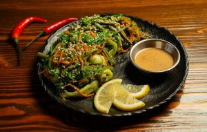 Азиатский салат с кальмаром и чукой