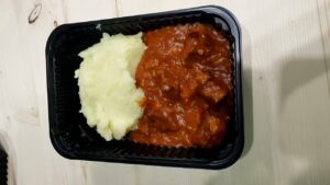 Гуляш из свинины с картофельным пюре