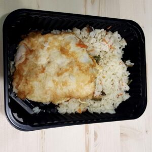 Отбивная из кальмара с рисом и папоротником