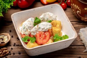 Салат с хрустящим баклажаном и сыром надуги