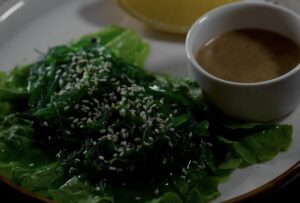 Салат с гребешками темпура