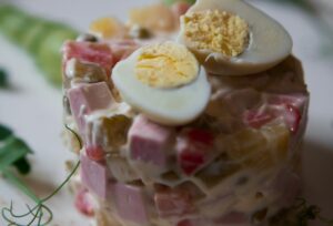Цезарь с креветками и лососем