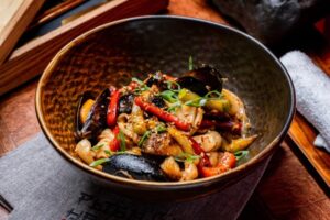 Пшеничная лапша/Гречневая лапша с морепродуктами и овощами