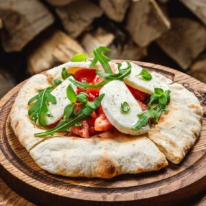 Фокачча с моцареллой, помидорами и руколой