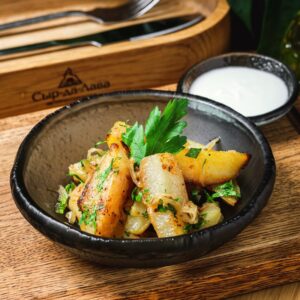 Картофель, жаренный с луком и сметаной