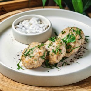 Куриные оладьи с грибным соусом
