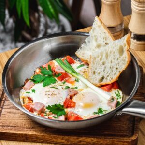 Омлет/яичница с окороком и томатами