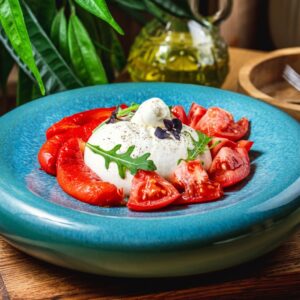 Салат с бурратой, печёными перцами и помидорами