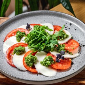 Салат с томатами, моцареллой и песто из камчатской черемши