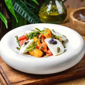 Салат с тыквой из печи и моцареллой