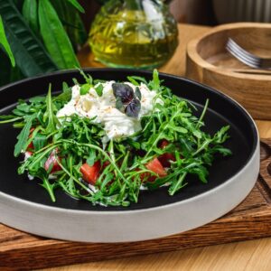 Салат со страчателлой, рукколой и помидорами