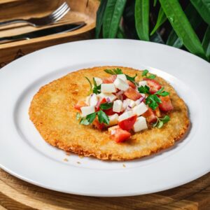 Шницель куриный с помидорами и моцареллой