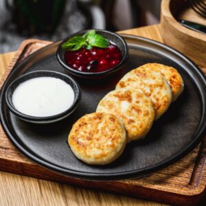 Сырники со сметаной и вареньем